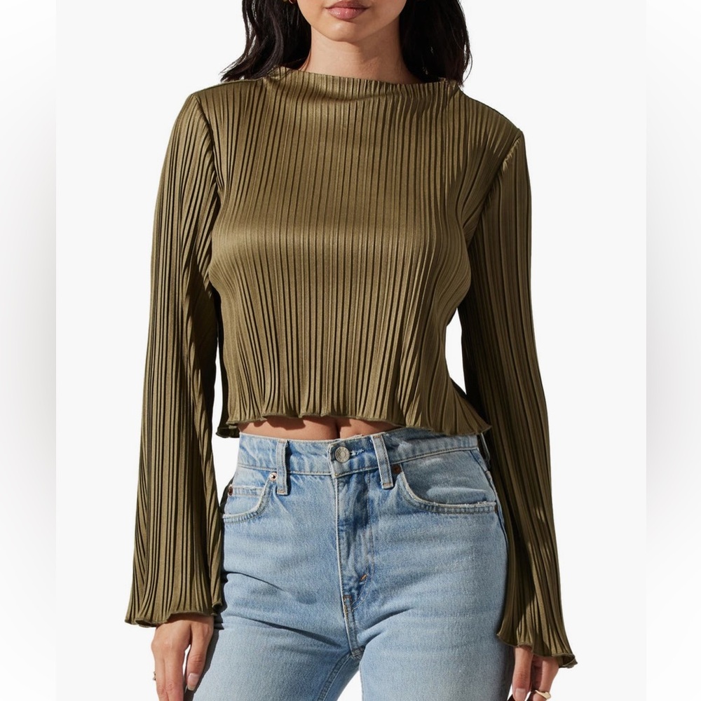 Astr Olive Green Pleated Long Sleeve Crop Top